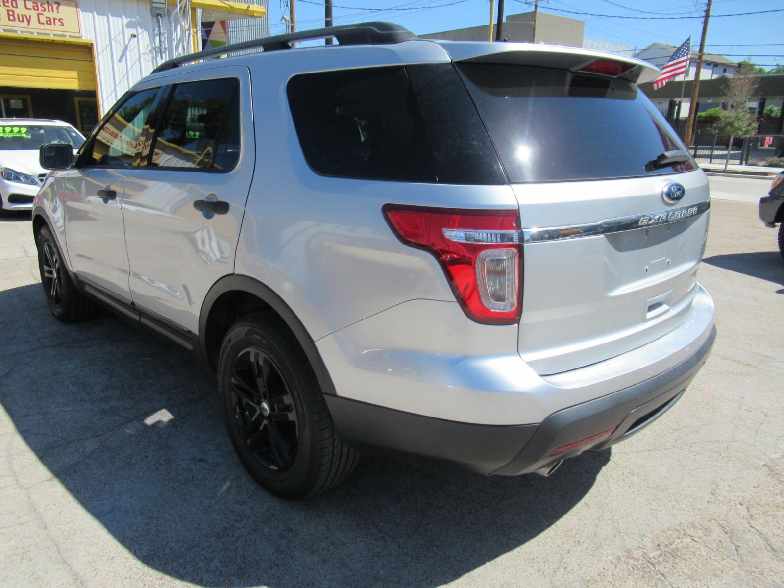 2015 Silver /Gray Ford Explorer XLT (1FM5K7B8XFG) with an 3.5L V6 F DOHC 24V engine, Automatic transmission, located at 1511 North Shepherd Dr., Houston, TX, 77008, (281) 657-1221, 29.798361, -95.412560 - 2015 FORD EXPLORER VIN: 1FM5K7B8XFGB17981 1 F M 5 K 7 B 8 X F G B 1 7 9 8 1 4 DOOR WAGON/SPORT UTILITY 3.5L V6 F DOHC 24V GASOLINE FRONT WHEEL DRIVE - Photo #21